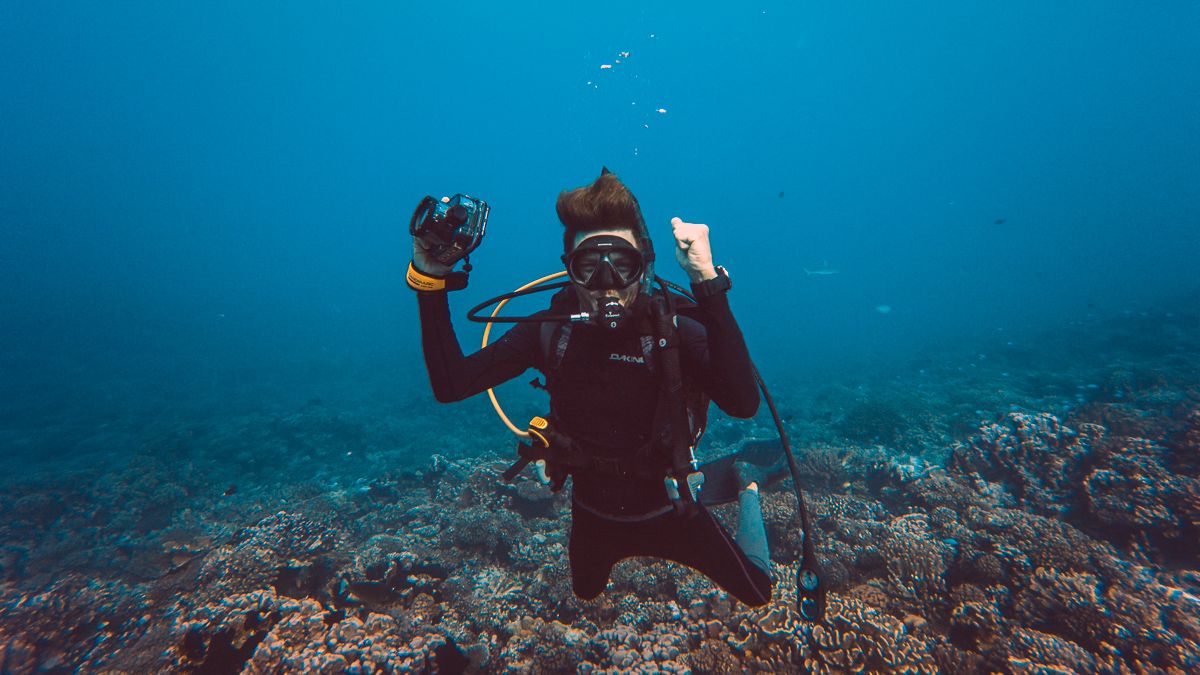 Jason Wynn diving in fakarava from Sailboat Curiosity